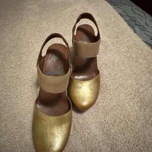 OTBT Carry On Sandals Womens Sandals Gold LeatherWedge Casual Shoes ECU Sz 8